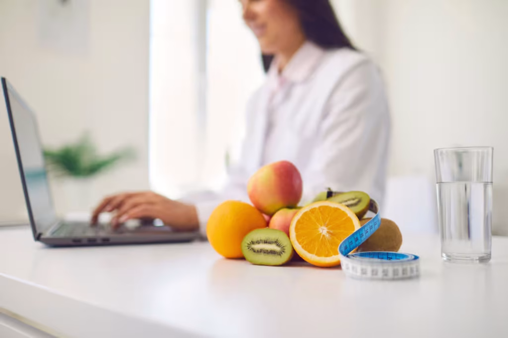 Profesional en su consulta de nutrición presencial y Online