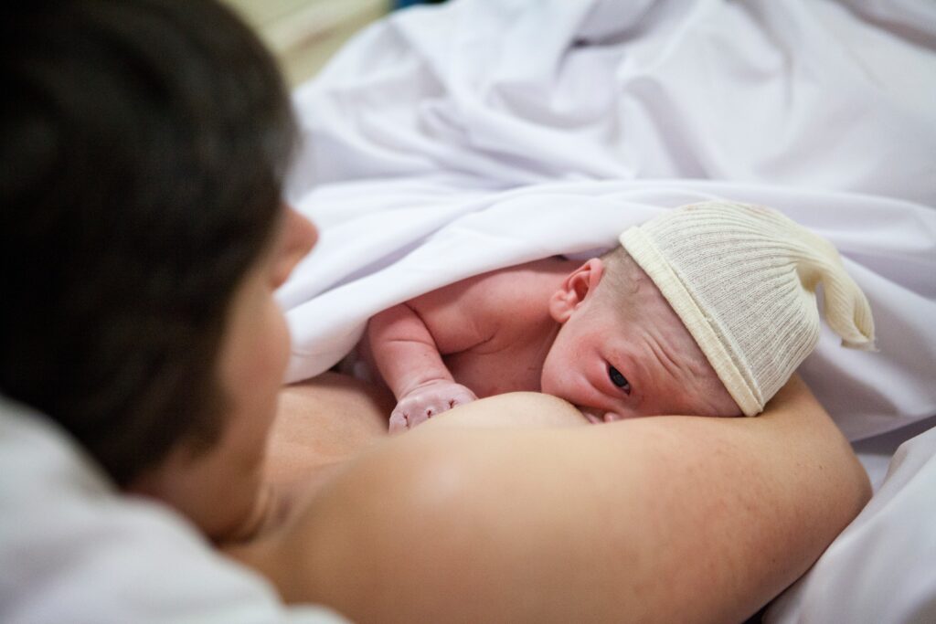 Lactancia materna: conexión y nutrición para el bebé en sus primeros meses de vida.