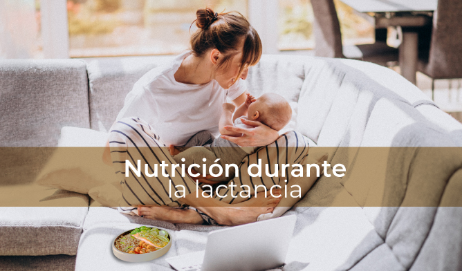 Madre lactante amamantando a su bebé en el sofá mientras cuida su nutrición durante la lactancia.