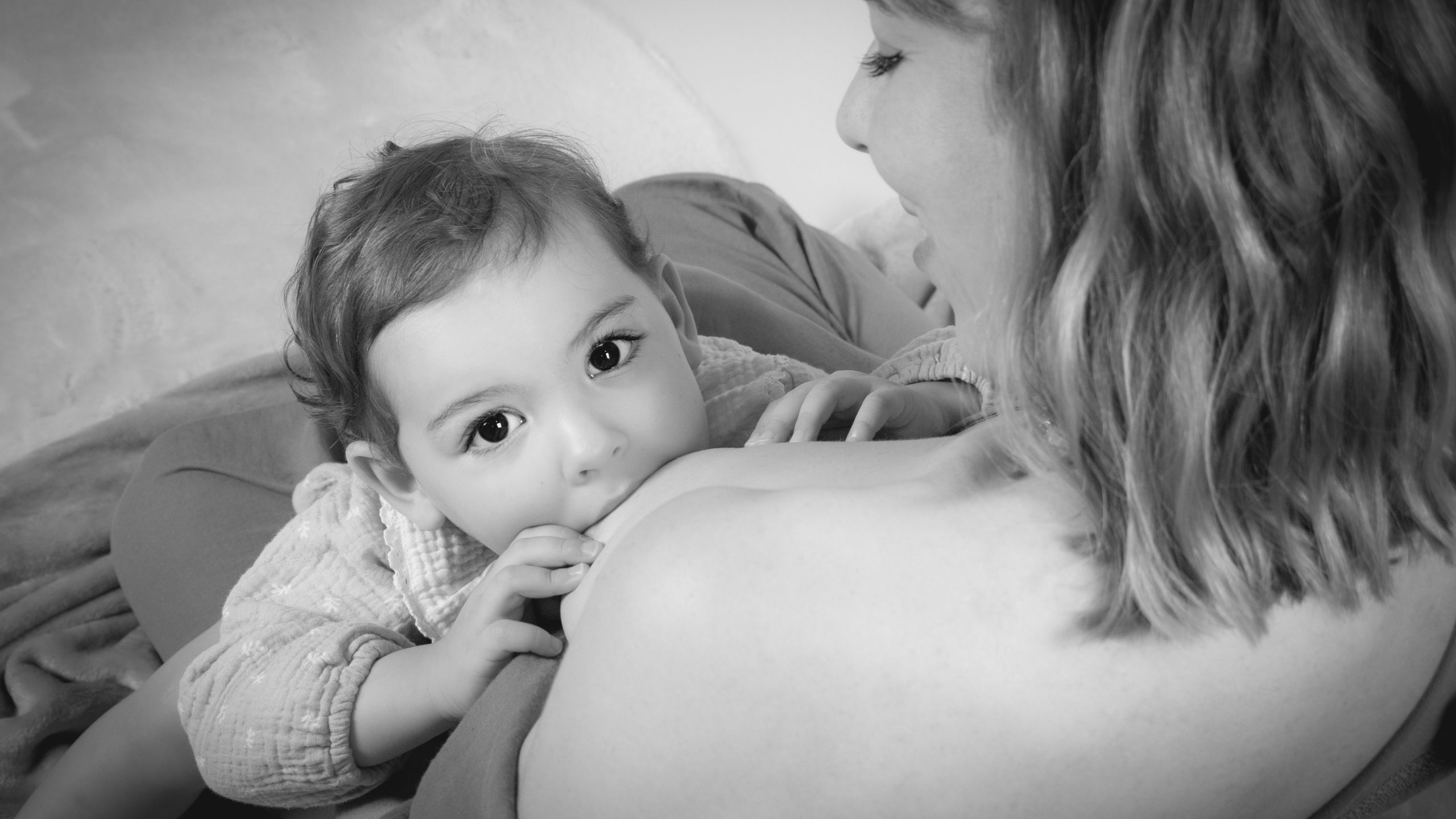 Madre amamantando a su bebé en un ambiente acogedor, promoviendo la lactancia materna y el vínculo afectivo. Dietista materno-infantil y asesora de lactancia en Sevilla